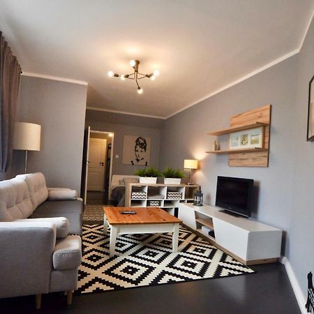 Abrahama Apartment Варшава Екстериор снимка